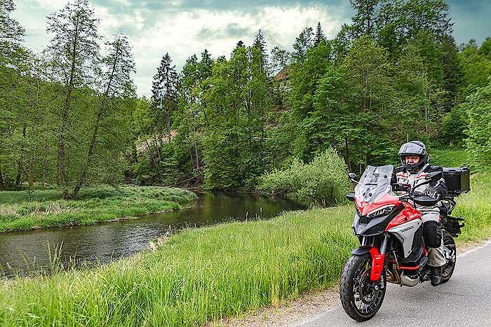 Naturlandschaft mit dem Motorrad genießen